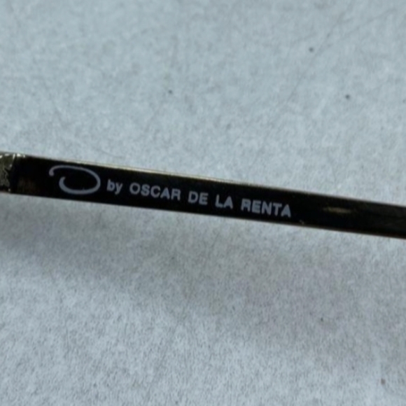 Oscar de la Renta Sunglasses with Case - Picture 5 of 5